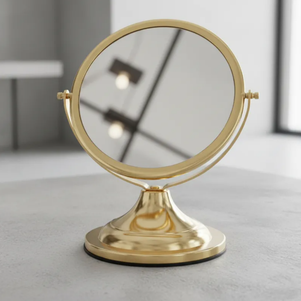 Espelho de aumento para maquiagem, moldura redonda, de mesa com acabamento Gold, sobre bancada de lisa com fundo neutro