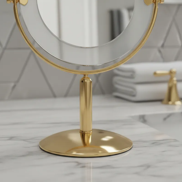 Espelho de aumento para maquiagem, redondo, detalhe da base de mesa Gold sobre bancada de mármore.