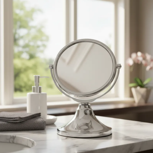 Espelho de aumento para maquiagem, redondo, de mesa, acabamento cromado, sobre bancada de banheiro, com foco no espelho central.