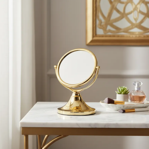 Espelho de aumento para maquiagem, redondo com acabamento em Gold, de mesa dupla-face, em bancada de maquiagem.