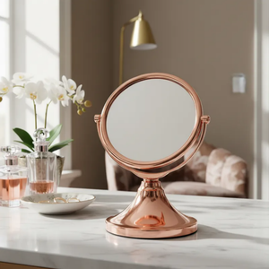 Espelho de aumento para maquiagem, redondo com acabamento em Red Gold, de mesa com base clássica, em fundo branco.