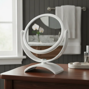 Espelho de aumento para maquiagem, redondo, de mesa, acabamento branco, sobre bancada de banheiro, foco no espelho central.