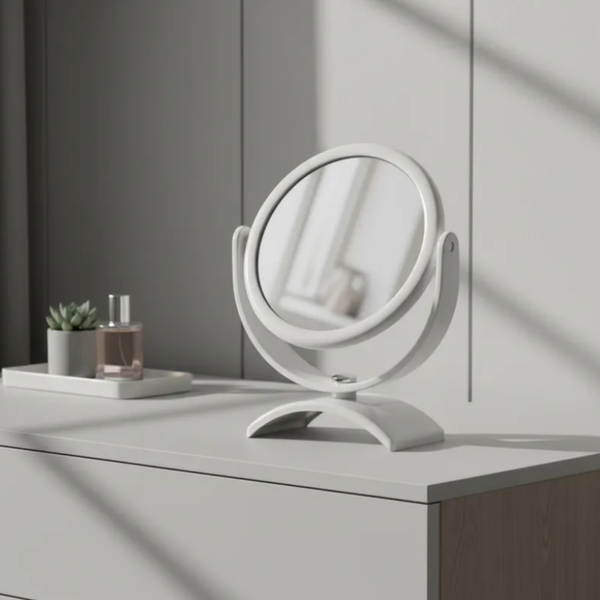 Espelho de aumento para maquiagem, redondo, de mesa, acabamento branco, sobre cômoda em ambiente moderno, foco no espelho central.