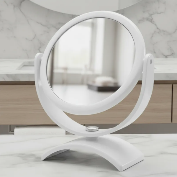 Espelho de aumento para maquiagem, redondo, de mesa, acabamento branco, sobre bancada de banheiro em mármore, foco no espelho central.
