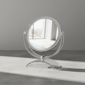 Espelho de aumento para maquiagem, redondo, de mesa, acabamento cristal, em ambiente com luz natural, foco no espelho central.