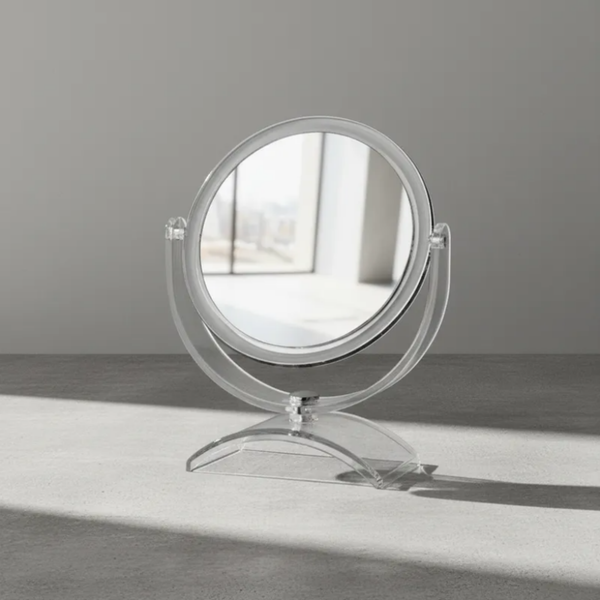 Espelho de aumento para maquiagem, redondo, de mesa, acabamento cristal, em ambiente com luz natural, foco no espelho central.