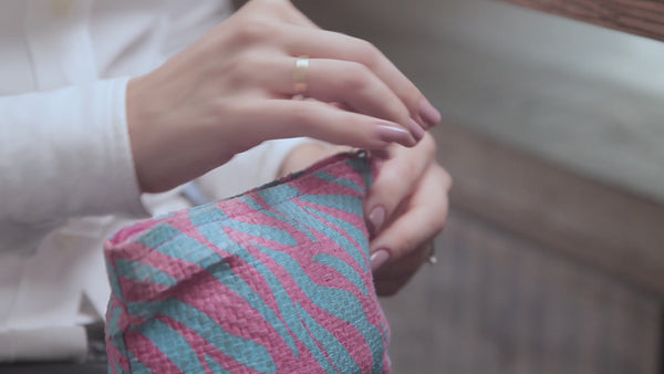 Espelho com LED para maquiagem ROYALE LUX apoiado em uma mesa e sendo utilizado por uma modelo